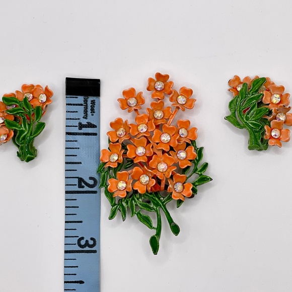 Vintage Unsigned Orange Green Enamel Brooch Pin Clip-on Earrings Set Rhinestones - Picture 3 of 14